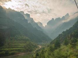 bellissimo tianmen montagna Visualizza a partire dal cavo auto per tianmen montagna.tianmen montagna cavo auto il il più lungo funivia nel il mondo.zhangjiajie città Cina foto