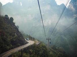 bellissimo Visualizza a partire dal cavo auto per tianmen montagna.tianmen montagna cavo auto il il più lungo funivia nel il mondo.zhangjiajie città Cina foto