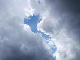 sfondo di nuvole di cielo blu. copia spazio. messa a fuoco selettiva. foto