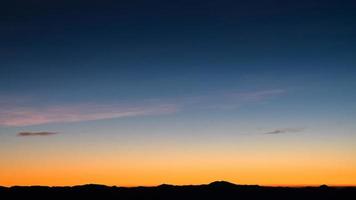 bellissimo luminosa nube cielo con leggero per Paradiso religione sfondo. Alba e crepuscolo o tramonto Cloudscape è arancia e blu colori nel estate natura. foto