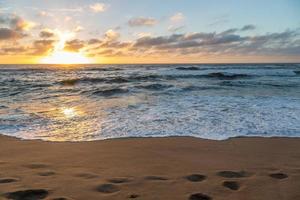 tramonto su una spiaggia foto