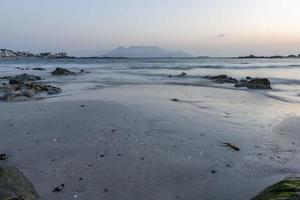 paesaggio marino con rocce nel il primo piano foto