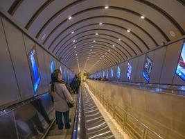zhangjiajie.china - 15 ottobre 2018.sconosciuto turisti nel tianmen montagna tunnel scala mobile per Paradiso cancello su tianmen tianmen montagna nazionale parco a zhangjiajie città Cina. foto