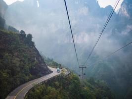 bellissimo Visualizza a partire dal cavo auto per tianmen montagna.tianmen montagna cavo auto il il più lungo funivia nel il mondo.zhangjiajie città Cina foto