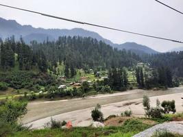 kashmir è il maggior parte bellissimo regione nel il mondo quale è famoso per suo verde valli, bellissimo alberi, alto montagne e fluente molle. foto