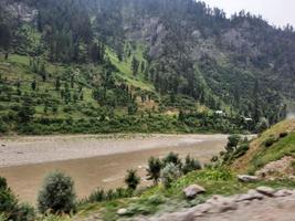 kashmir è il maggior parte bellissimo regione nel il mondo quale è famoso per suo verde valli, bellissimo alberi, alto montagne e fluente molle. foto