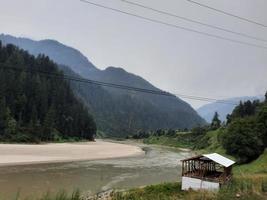 Kashmir, Pakistan, ago 2022 - kashmir è il maggior parte bellissimo regione nel il mondo quale è famoso per suo verde valli, bellissimo alberi, alto montagne e fluente molle. foto