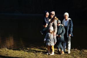 madre con quattro bambini nel libbra a presto primavera parco. foto