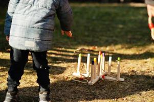 giocando un' gioco lancio squillare lanciare all'aperto. foto