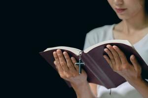 donna che legge e studia la Bibbia, Sacra Bibbia per la fede, la spiritualità. foto