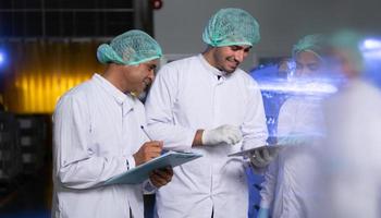 un' squadra di scienziati a il frutta succo fabbrica ottenere pronto per il giorno opera per dai un'occhiata il qualità di il prodotti foto