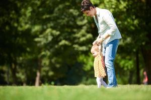 madre e bambino nel parco foto