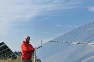 ingegnere utilizzando il computer portatile a solare pannelli pianta campo foto