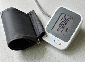 elettronico dispositivo per misurazione pressione dire bugie su tavolo. esso viene visualizzato media pressione indicatori di adulto. foto