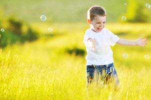 bambino bolla al di fuori foto