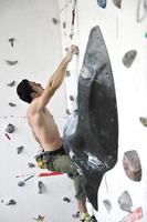 uomo esercizio sport arrampicata foto