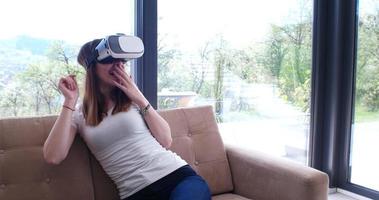 donna utilizzando vr-headset bicchieri di virtuale la realtà foto