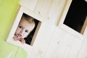 contento bambino nel un' finestra foto