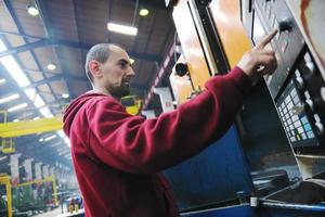 lavoratori dell'industria persone in fabbrica foto