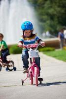 contento ragazzo apprendimento per cavalcata il suo primo bicicletta foto