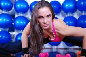 giovane bella donna esercizio nel un' fitness centro foto