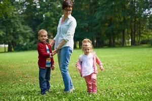 contento famiglia giocando insieme all'aperto nel parco foto