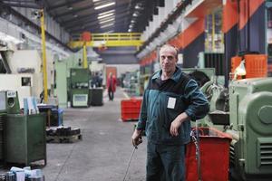 lavoratori in fabbrica foto