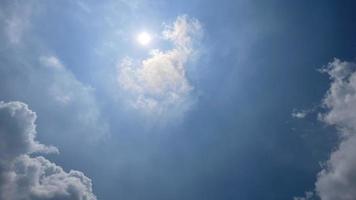 celeste bianca nuvole su il blu cielo con il sole apparso foto