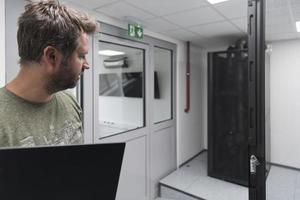 vicino su su dati centro ingegnere mani utilizzando tastiera su un' supercomputer server camera specialista servizio, struttura con maschio sistema amministratore Lavorando con dati protezione Rete per informatica sicurezza. foto