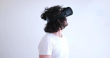 uomo utilizzando cuffia di virtuale la realtà foto