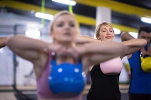 atleti fare esercizi con kettlebell foto