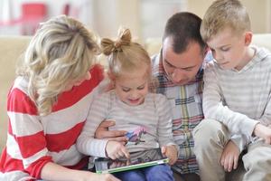 contento giovane famiglia a casa foto