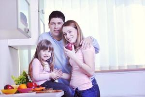 contento giovane famiglia nel cucina foto