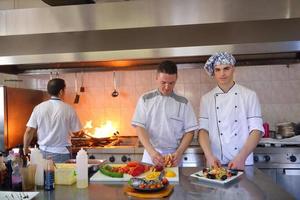 chef prepara il cibo foto