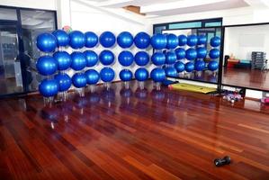 fitness studio con blu pilates palle foto