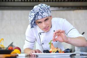 chef prepara il cibo foto