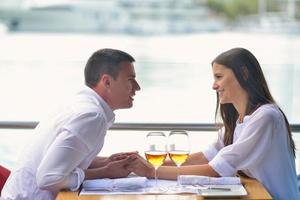 coppia avendo lanch a bellissimo ristorante foto