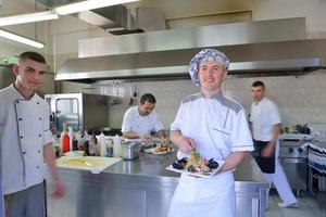 chef prepara il cibo foto