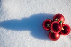 rosso Natale palla nel fresco neve foto