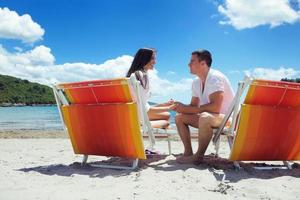 contento coppia avere divertimento su il spiaggia foto