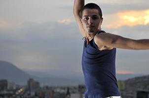 giovane uomo salto nel aria all'aperto a notte pronto per festa foto