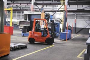 lavoratori in fabbrica foto