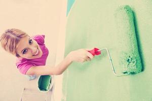 contento sorridente donna pittura interno di Casa foto