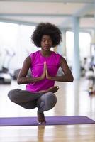 africano americano donna esercizio yoga nel Palestra foto