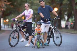 giovane famiglia con biciclette foto