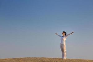 donna rilassare nel deserto foto