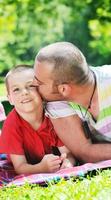 contento padre e figlio avere divertimento a parco foto