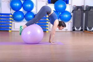 .felice giovane donna esercizio nel un' Palestra foto