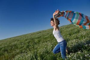 giovane donna nel campo di grano in estate foto