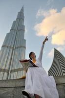 dubai, 2022 - contento turista donna foto